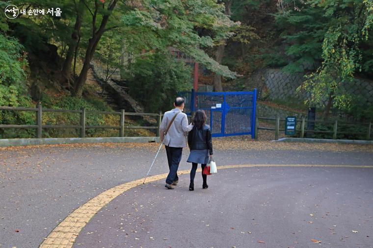 시각장애인이 동행인과 함께 산책에 나섰다. ⓒ이선미 