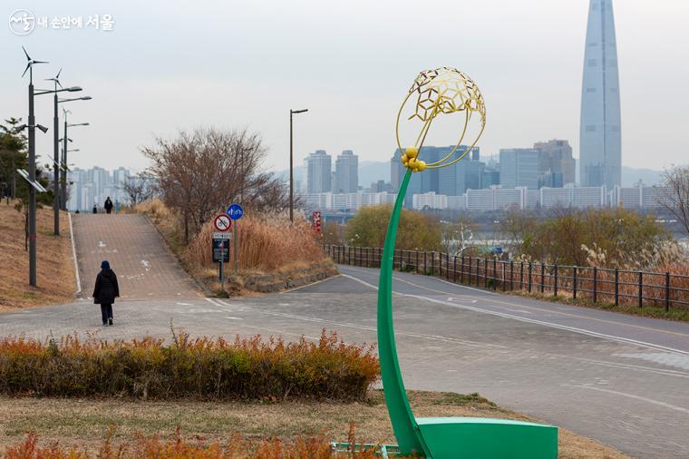 우현균 작가의 '꽃 그늘 아래' 작품 ⓒ문청야