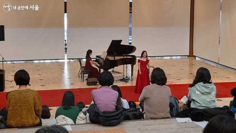 인형 올림피아를 사랑스럽게 표현한 소프라노 박지호의 공연 모습 ⓒ이선미 