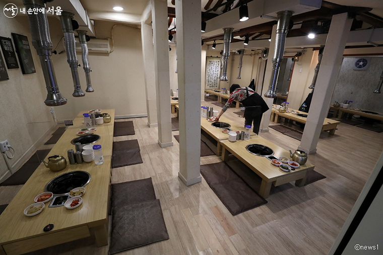 16일 서울시내 한 음식점이 한산한 모습을 보이고 있다