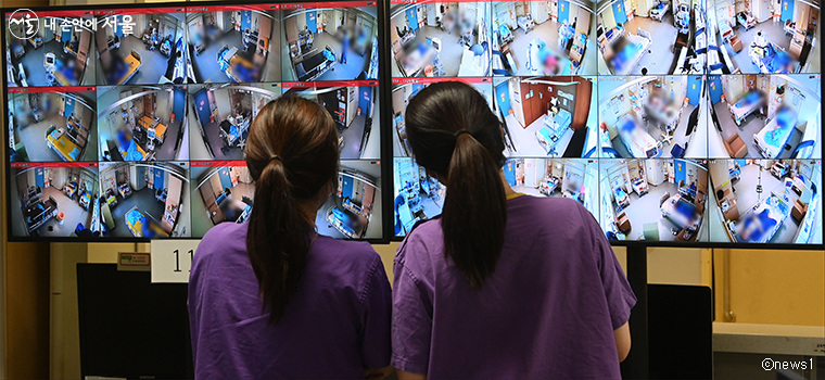 서울 중랑구 서울의료원 코로나19 종합상황실에서 의료진들이 병상 CCTV를 살펴보고 있다. 