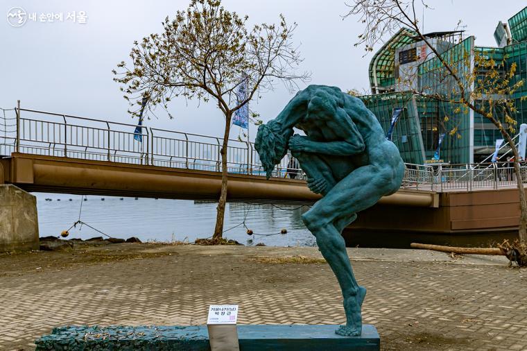 근심 가득해 보이는 박장근 작가의 작품 '겨울나기(남)' ⓒ유서경