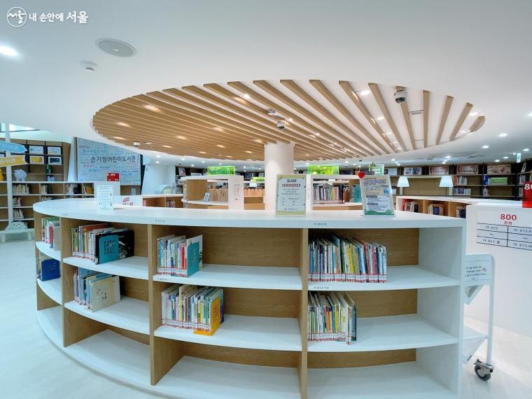 도서관 1층, 아이들 눈높이에 맞도록 낮은 책장으로 설치돼 있다. ⓒ노윤지
