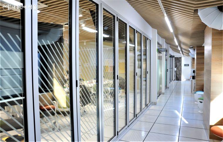 벽면을 폴딩도어로 구성해 가변성을 높인 금천캠퍼스 4층의 ‘오픈캠프’ ⓒ조수봉