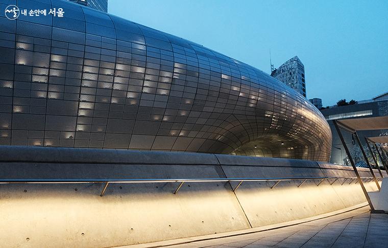 서울 중구 을지로 281 (2, 4, 5호선 '동대문역사문화공원'역 1번 출구)에 있는 복합문화공간 ‘동대문디자인플라자(DDP)’ ⓒ김아름