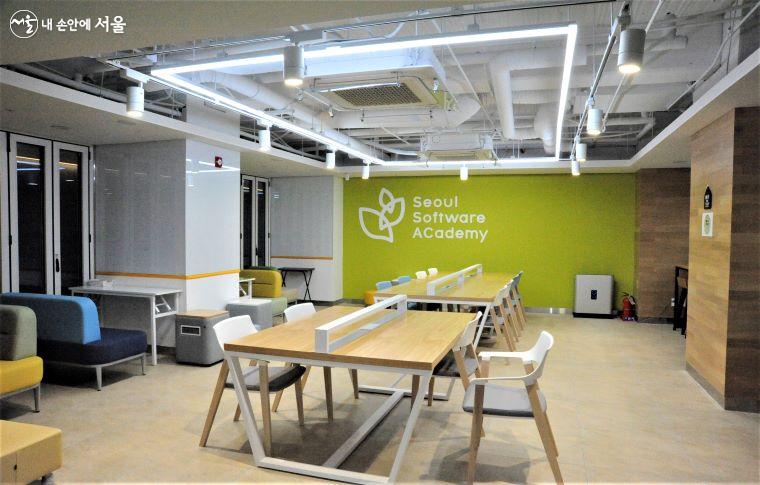 교육생 누구나 자유롭게 이용 가능한 영등포캠퍼스 2층의 ‘오픈 스터디룸’ ⓒ조수봉