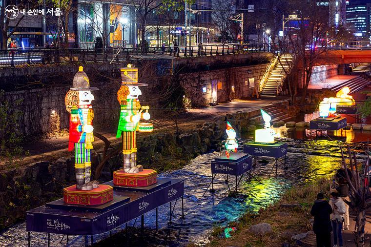 빛초롱축제는 한지 등(燈)을 주축으로 다양한 빛 조형물을 전시한 서울시 대표 축제이다 ⓒ문청야