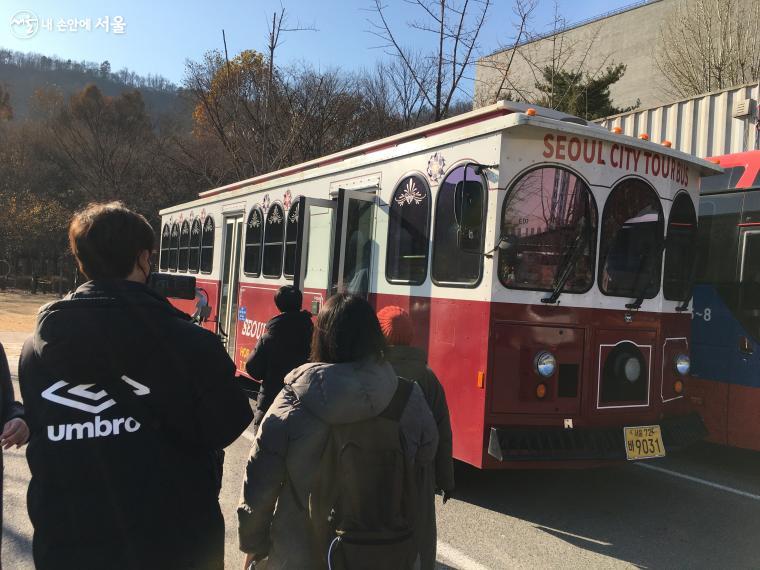 100년을 걷는 콘셉트에 맞게 전차 형태의 서울시티투어버스를 이용했다. ⓒ박지영