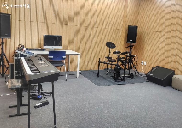연습실로 드럼과 키보드, 믹서와 앰프 등이 구비되어 있어 밴드 연습이 가능한 3스튜디오 ⓒ김명희