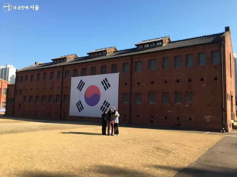 대형 태극기 앞은 서대문형무소역사관 방문객들이 꼭 사진을 남기는 곳이다. ⓒ박지영