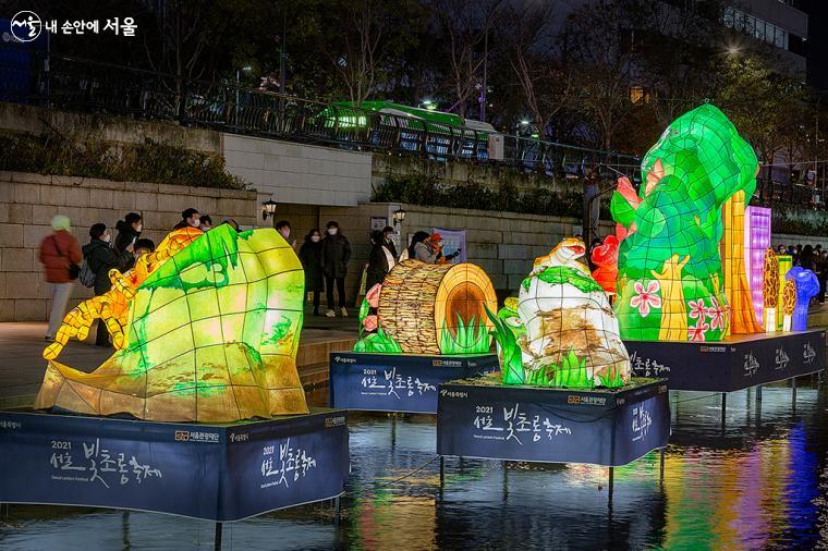 2021 서울빛초롱축제는 코로나로 지친 시민에게 힐링을 전하고자 '빛으로 물든 서울 힐링의 숲'을 주제로 개최되었다 ⓒ문청야