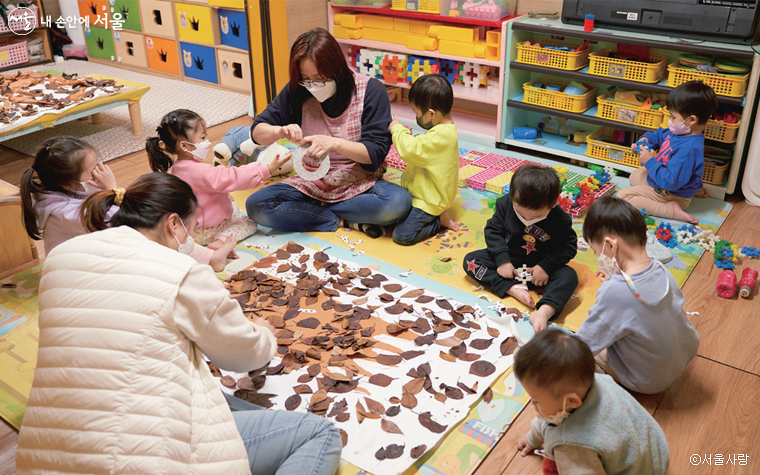 국공립·민간·가정 어린이집을 하나의 공동체로 묶어 공동 보육 체계로 연결하는 ‘서울형 공유 어린이집’에 대해 소개한다