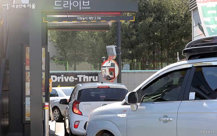 서울시가 '승차구매점(드라이브스루) 안전계획'을 수립, 12월부터 시행한다. 