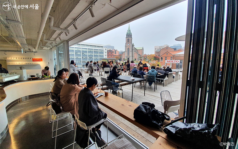 ‘페이지 명동’ 3층, 근현대 풍경이 한눈에 보이는 카페와 시민 누구나 즐길 수 있는 공공 테라스