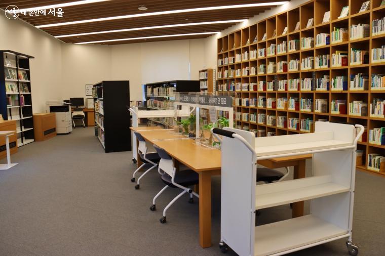식물 전문 서적과 화보들이 비치되어 있는 식물전문도서관 ⓒ정향선