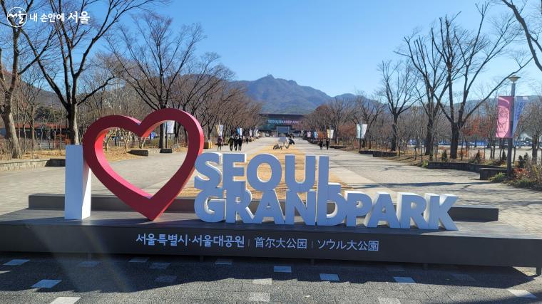 야외전시회가 열리는 서울대공원 만남의 광장 전경 ⓒ이유빈