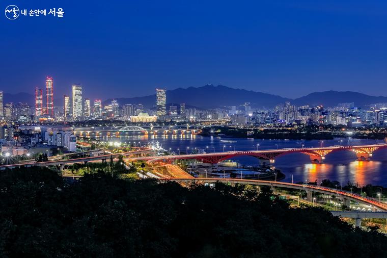 서울 도심 풍경이 선유교 너머 여의도 일대까지 한눈에 들어온다  ⓒ박우영 