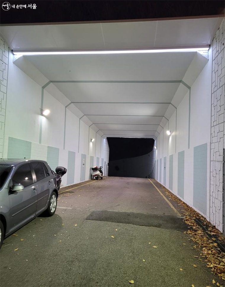 2021 주민참여예산 사업으로 조명을 달아 터널 길이 밤에도 환하다. ⓒ김정희
