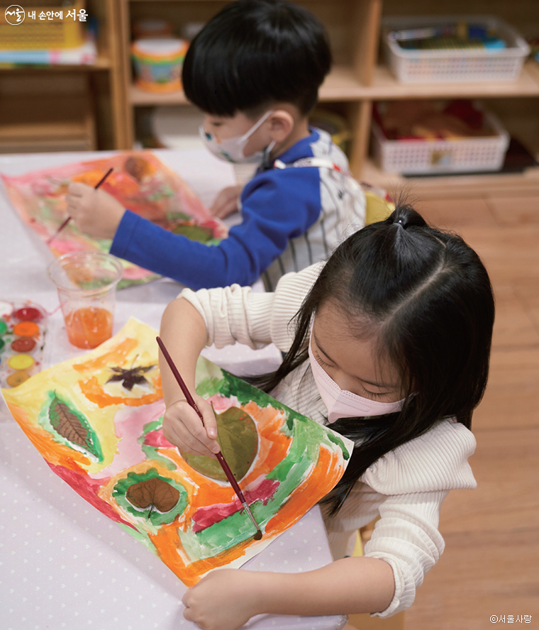 중랑구 면목동 권역 공동체 ‘바다의별어린이집’ 원아가 서울형 공유 어린이집 프로그램 수업에 참여하고 있다