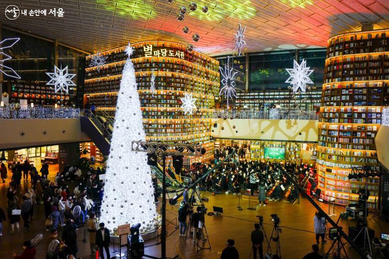 스타필드 코엑스몰 별마당도서관에는 새하얀 대형 크리스마스트리가 세워져 있다. ⓒ양송이﻿