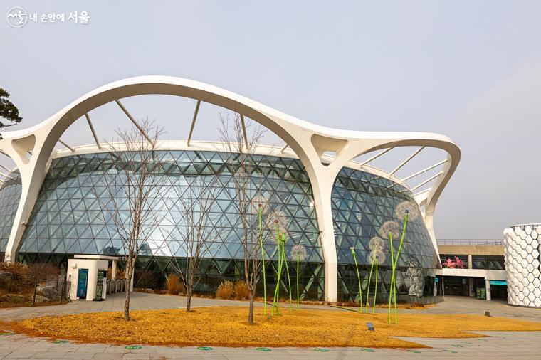 서울식물원 온실의 외관과 잘 어울리는 민들레 홀씨 조형물 ⓒ문청야