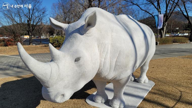 서울대공원에 전시된 작품 중 하나인 ‘북부흰코뿔소’ ⓒ이유빈