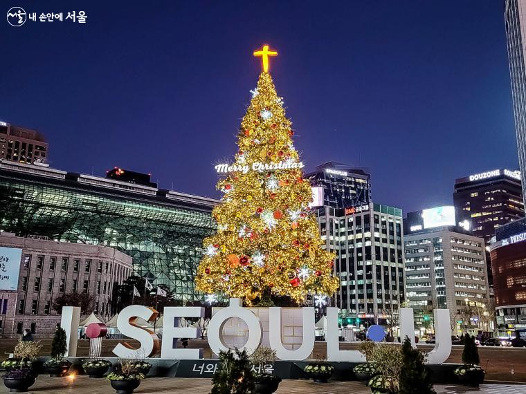 서울광장에 조성된 2021 성탄 트리가 밝게 빛나고 있다  ⓒ박우영