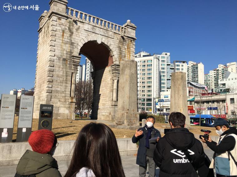 독립문 앞에서 시작된 세번째 역사탐방은 실시간 온라인 중계로 더 많은 시민들과 함께 했다. ⓒ박지영