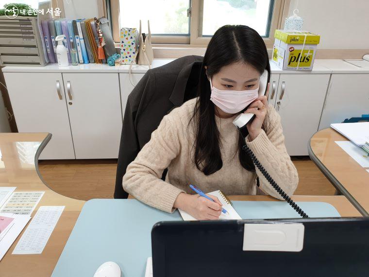 위클래스 상담사가 학생과 전화로 비대면 상담을 진행한다. ⓒ윤혜숙