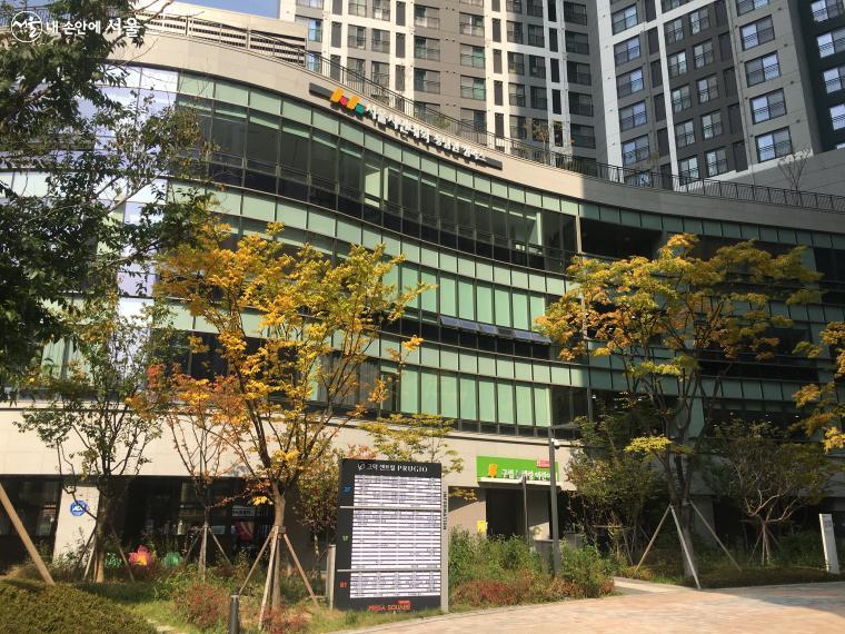 서울시민대학 동남권 캠퍼스는 5호선 상일동역에서 5분 거리로 접근이 용이하다. ⓒ박지영