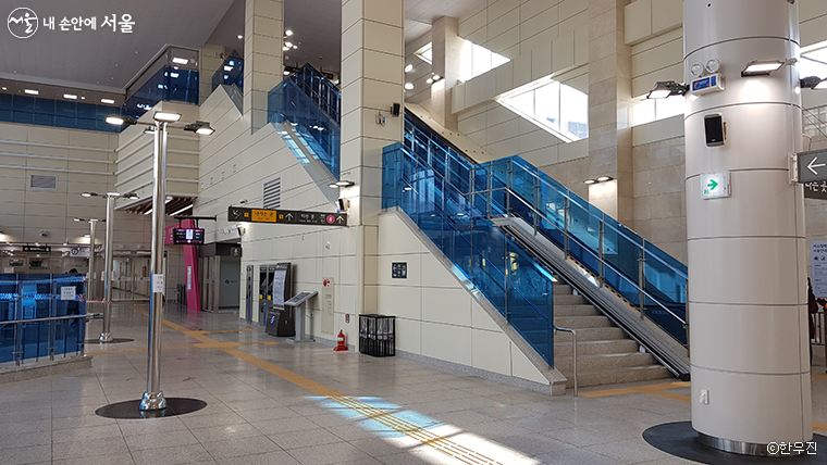 남위례역은 상하행 승강장 입구가 분리되어 있다  좌측 잠실방면, 우측 계단 모란 방면