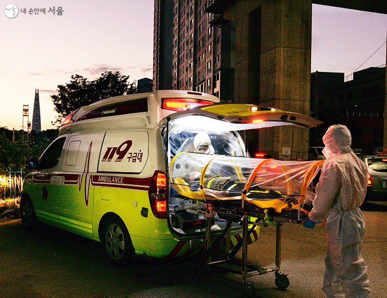 서울시 소방재난본부는 코로나19 응급이송체계 보강을 위해 전담구급대를 확대 운영한다.