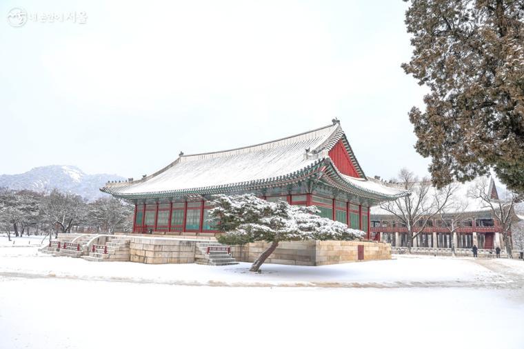 전각 주변 눈내린 소나무 등 운치있는 설경을 만들어내고 있다. ⓒ 박우영