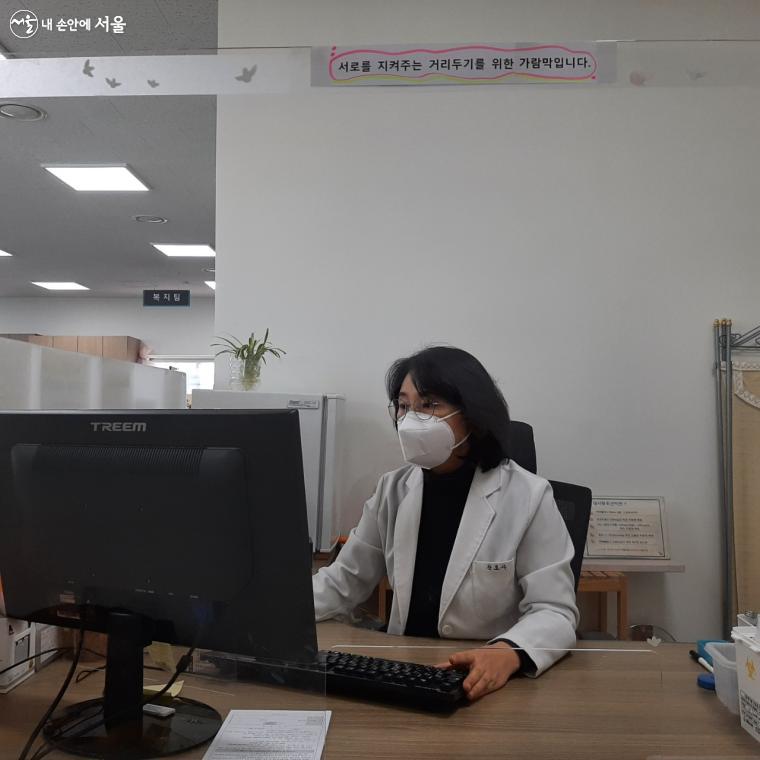 주민의 건강 상담을 꼼꼼히 진행하고 있는 간호사의 모습 ©김민채