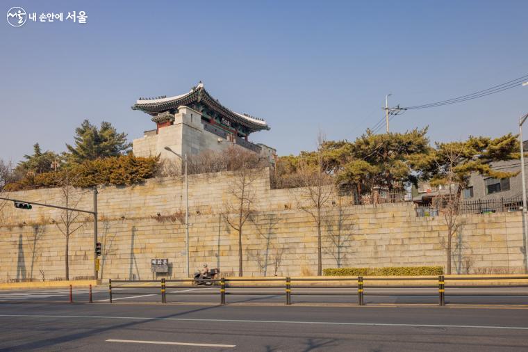 창경궁로 언덕 위에 복원된 혜화문이 우뚝 서 있다 ⓒ양인억