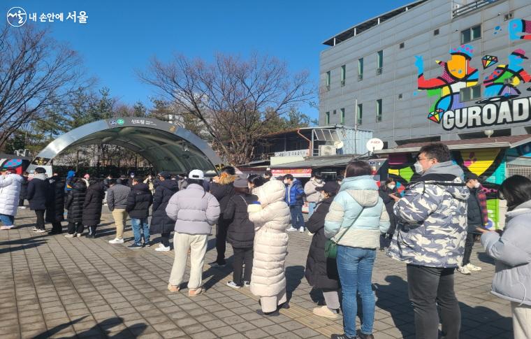 사람들로 붐볐던 테크노 근린공원 선별진료소