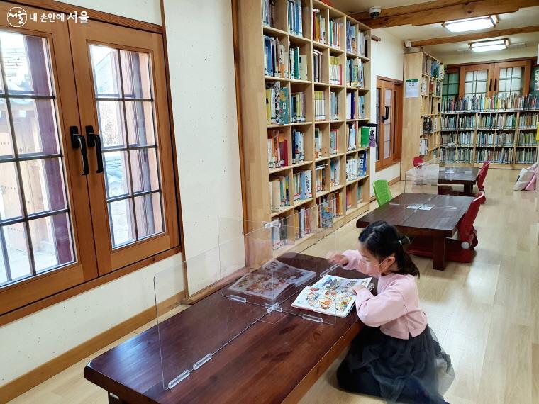 못골한옥어린이도서관 내부. 온돌 방에 앉아 책 삼매경에 빠질 수 있다. 