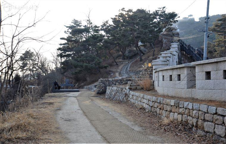 데크 계단 마지막 지점에서 만나는 서울성곽에서 좌측의 쉼터 아래로 내려서면 ‘인왕산 숲속쉼터’에 도착한다 ⓒ조수봉