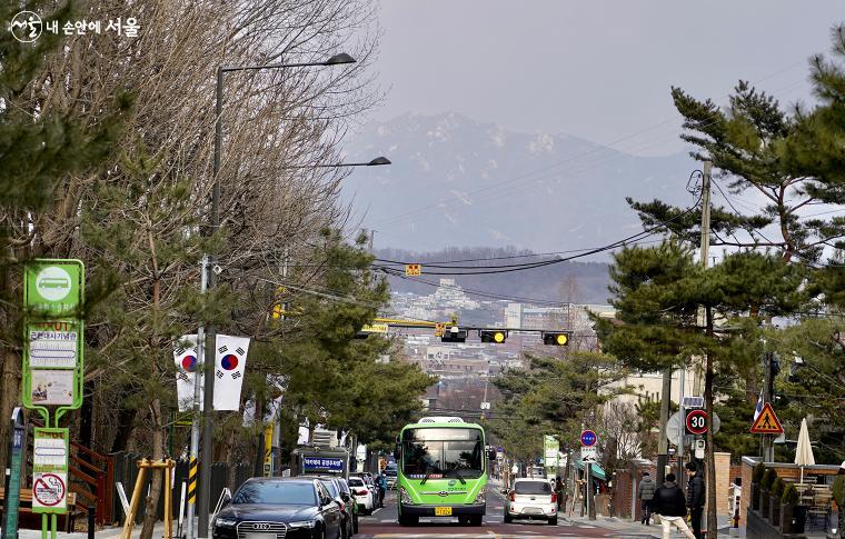 '강북01' 마을버스를 타면 4호선 수유역부터 '근현대사기념관'까지 한번에 갈 수 있어서 편리하다. 저멀리 보이는 산은 수락산이다. ⓒ이용수