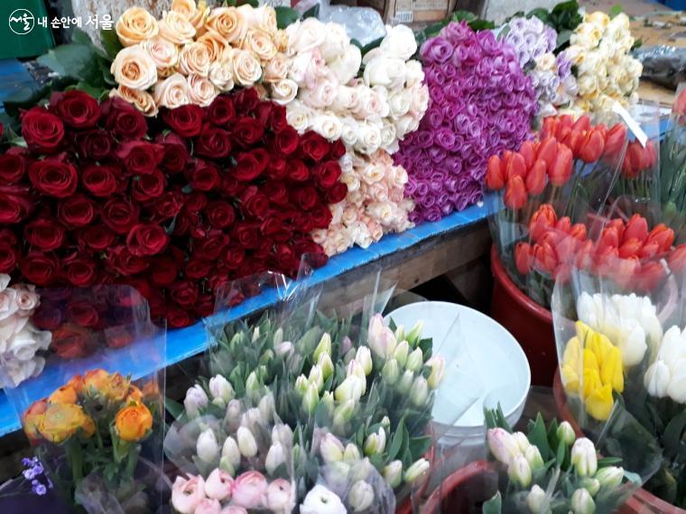 남대문꽃시장은 1960년부터 형성된 우리나라 최초의 꽃 도매시장이다.