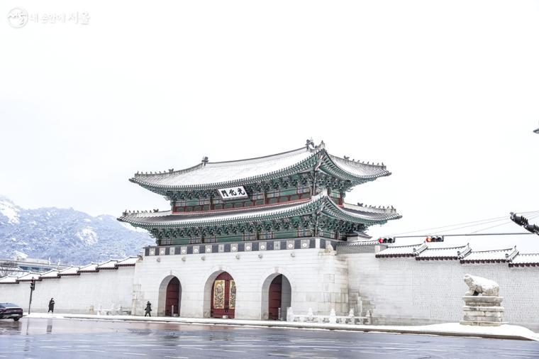 경복궁의 정문인 광화문 전경. 다른 궁궐들의 정문과는 달리 마치 성곽의 성문과 같은 격식으로 장대하게 지어졌다.  ⓒ 박우영