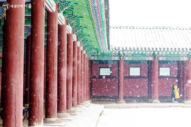 서울의 궁궐은 눈오는 날 멋진 사진을 담을 수 있다 ？문청야