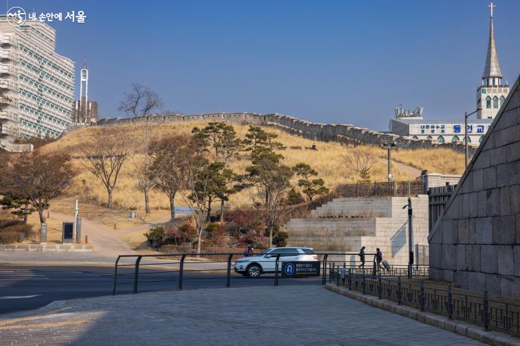 동대문 옆의 흥인지문 공원 위로 옛 스러운 성곽길이 이어진다 ⓒ양인억