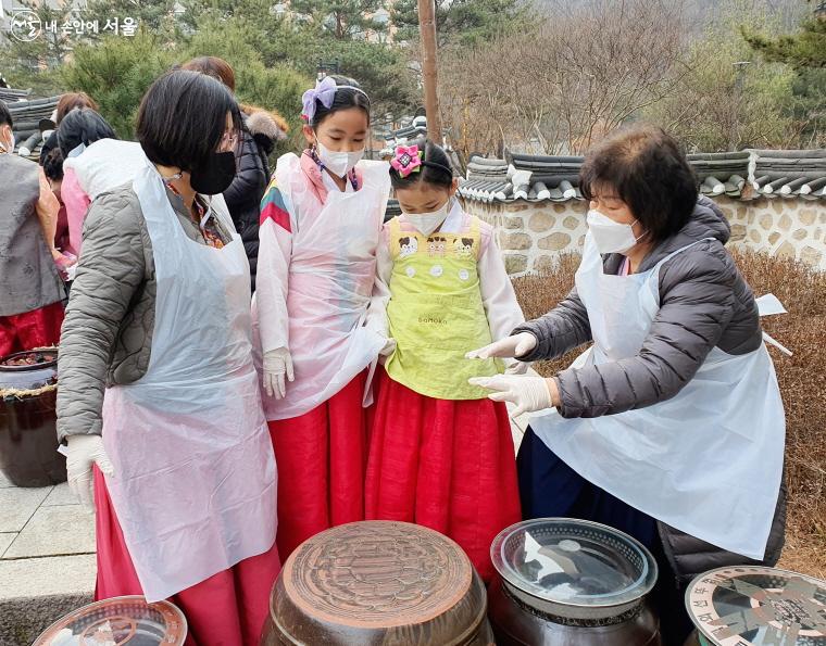 첫 시간에는 조부모와 부모, 자녀로 구성된 3대 가족 4팀이 참가했다. 사진은 김상례 씨 가족 모습