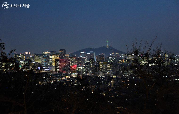 ‘더숲 초소책방’ 루프탑에서 보는 서울시내의 야경 ⓒ조수봉
