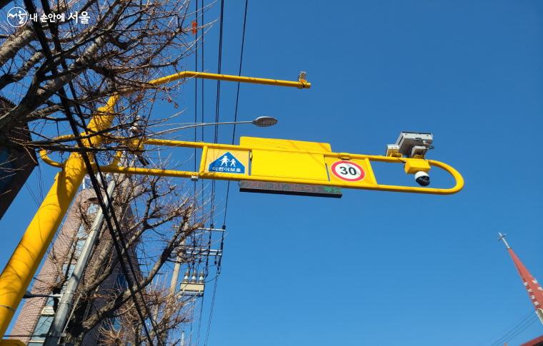 스마트폴 설치로 어린이보호구역이 더 안전해졌다.