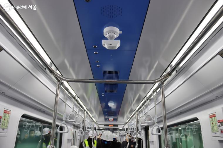 전철 안은 각 칸마다 앞뒤로 CCTV와 공기청정기가 설치돼 있어 안전과 쾌적함을 보장한다. ⓒ정향선