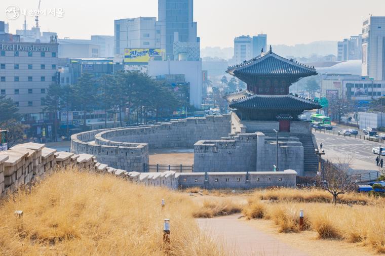 동대문 옆의 ‘흥인지문공원'에 있는 성곽길을 따라 가면 옹성이 있는 동대문 구조를 보다 자세히 볼 수 있다 ⓒ양인억