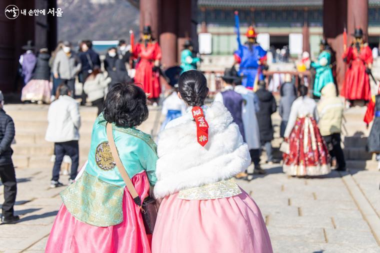 새해를 맞아 경복궁에는 많은 인파가 몰렸습니다. 명절과 주말을 이용해 많은 관광객들이 한복을 곱게 차려입고 경복궁을 방문한 모습입니다.