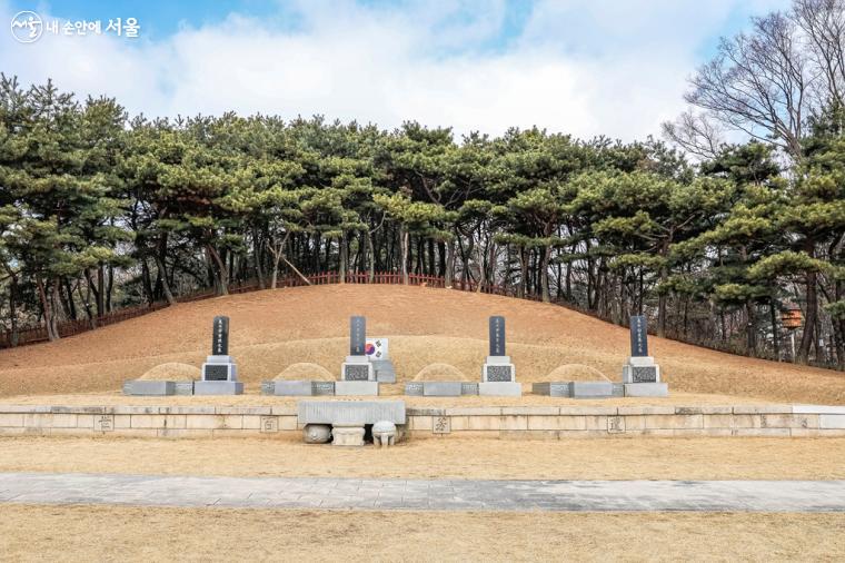 '삼의사묘'에는 이봉창·윤봉길·백정기 의사의 묘와 안중근 의사의 가묘가 조성되어 있다. 